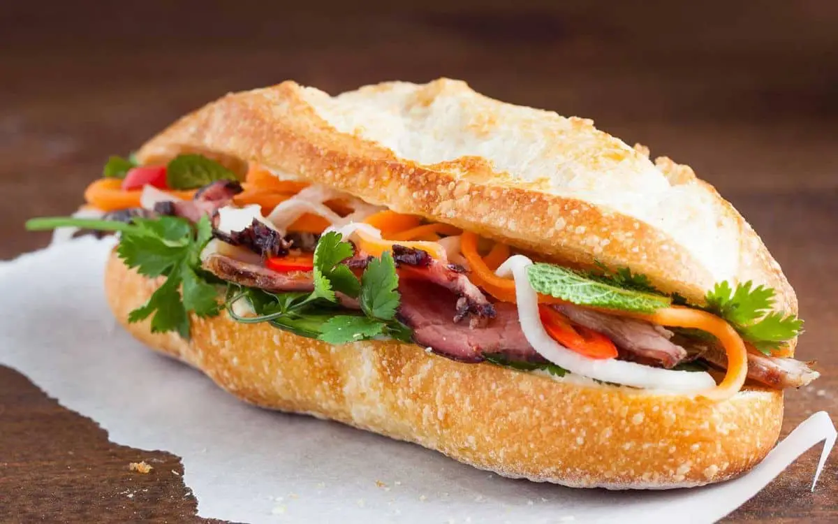 Ăn bánh mì