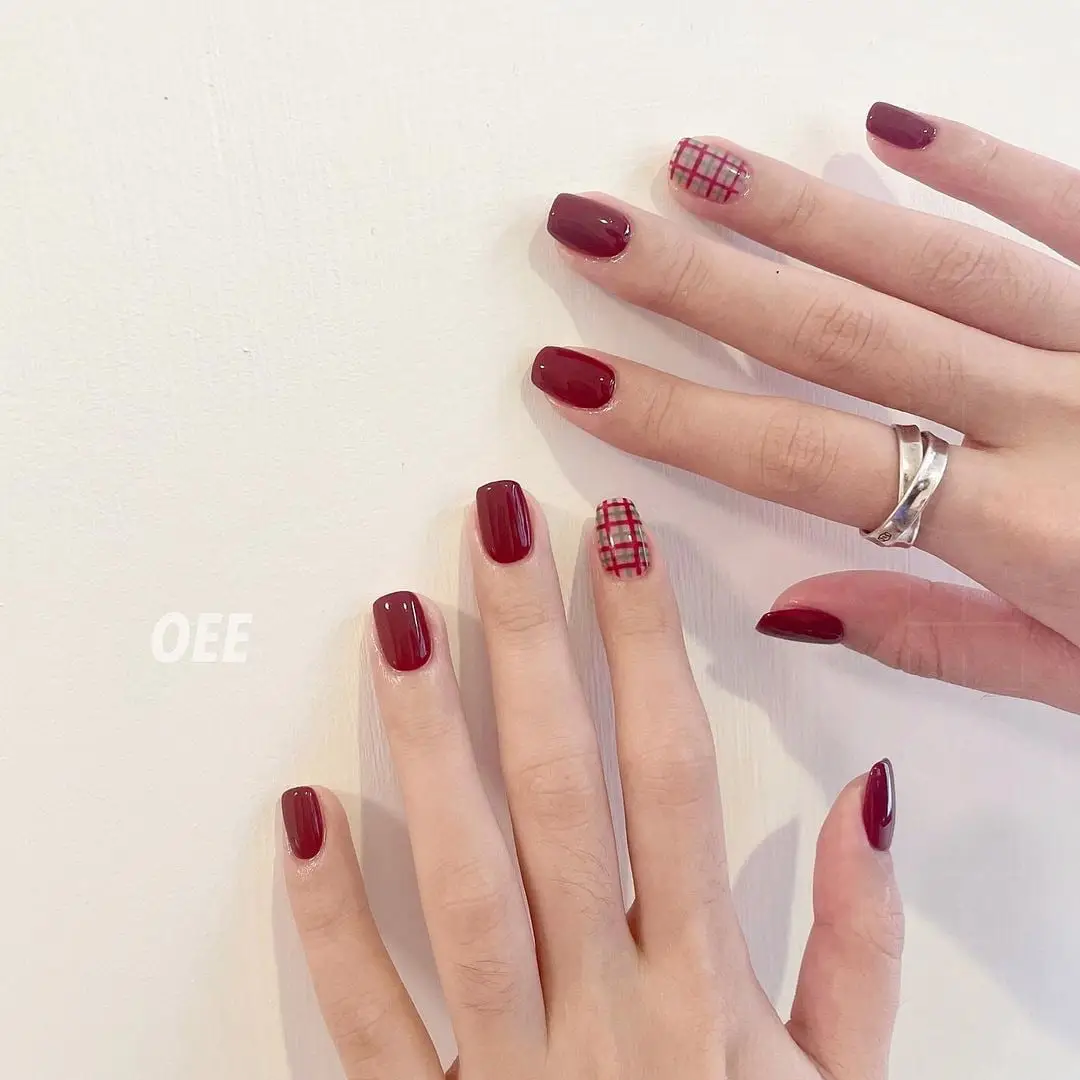 Nail màu đỏ phù hợp với ngày Tết