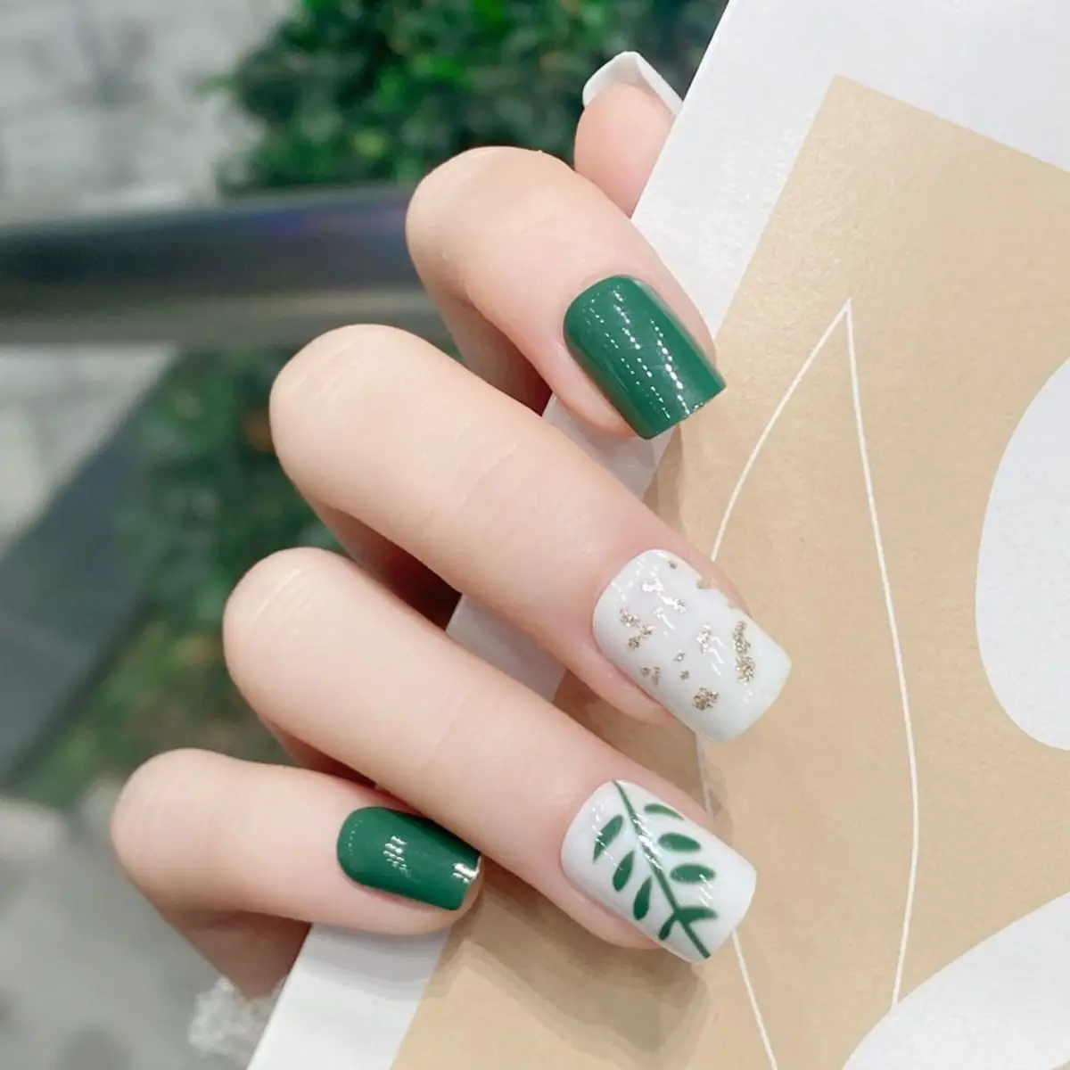 Mẫu nail màu xanh lá có sự tươi trẻ