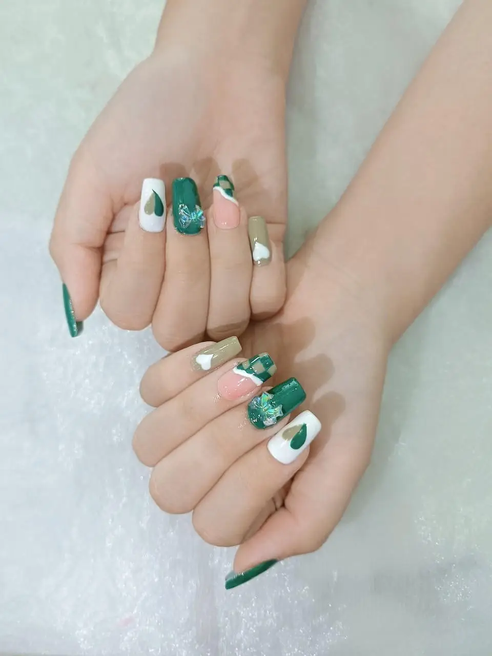 Làm nail màu xanh lá được nhiều chị em yêu thích