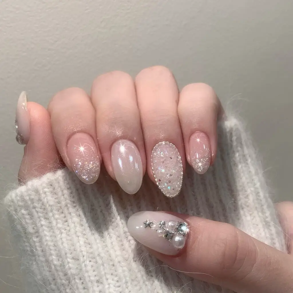 Nail đính đá được nhiều chị em yêu thích