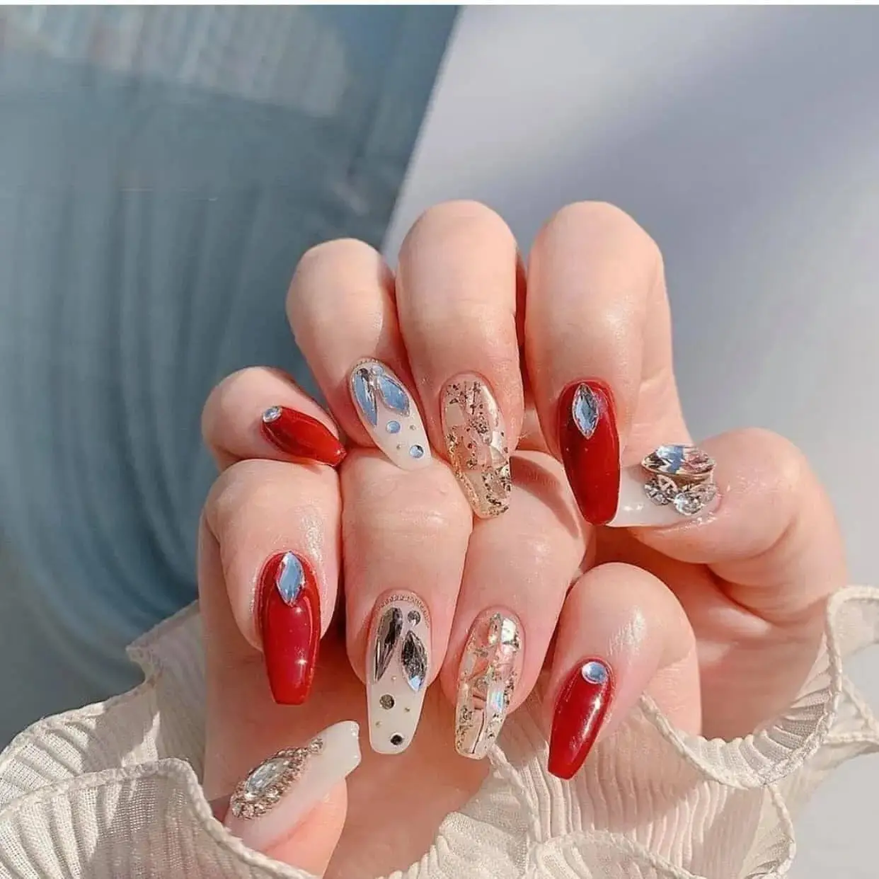 Mãu nail đính đá sang chảnh cho ngày Tết