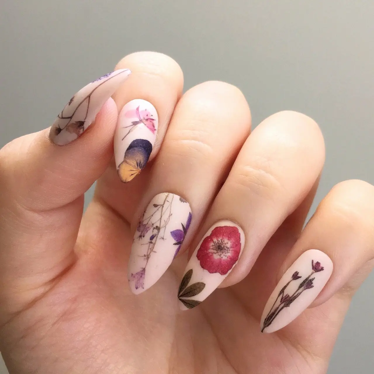 Mẫu nail Tết hình hoa nữ tính