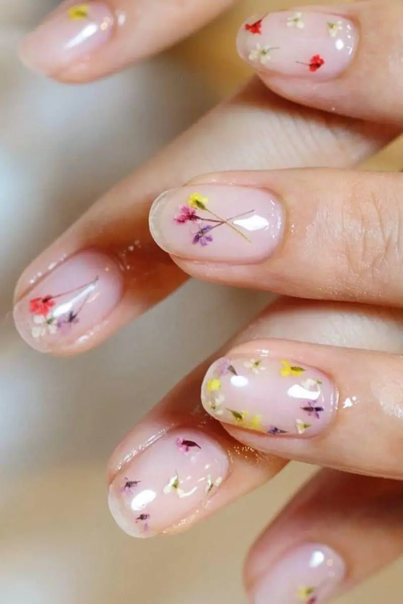 Mẫu nail hoa có sự mềm mại, nhẹ nhàng