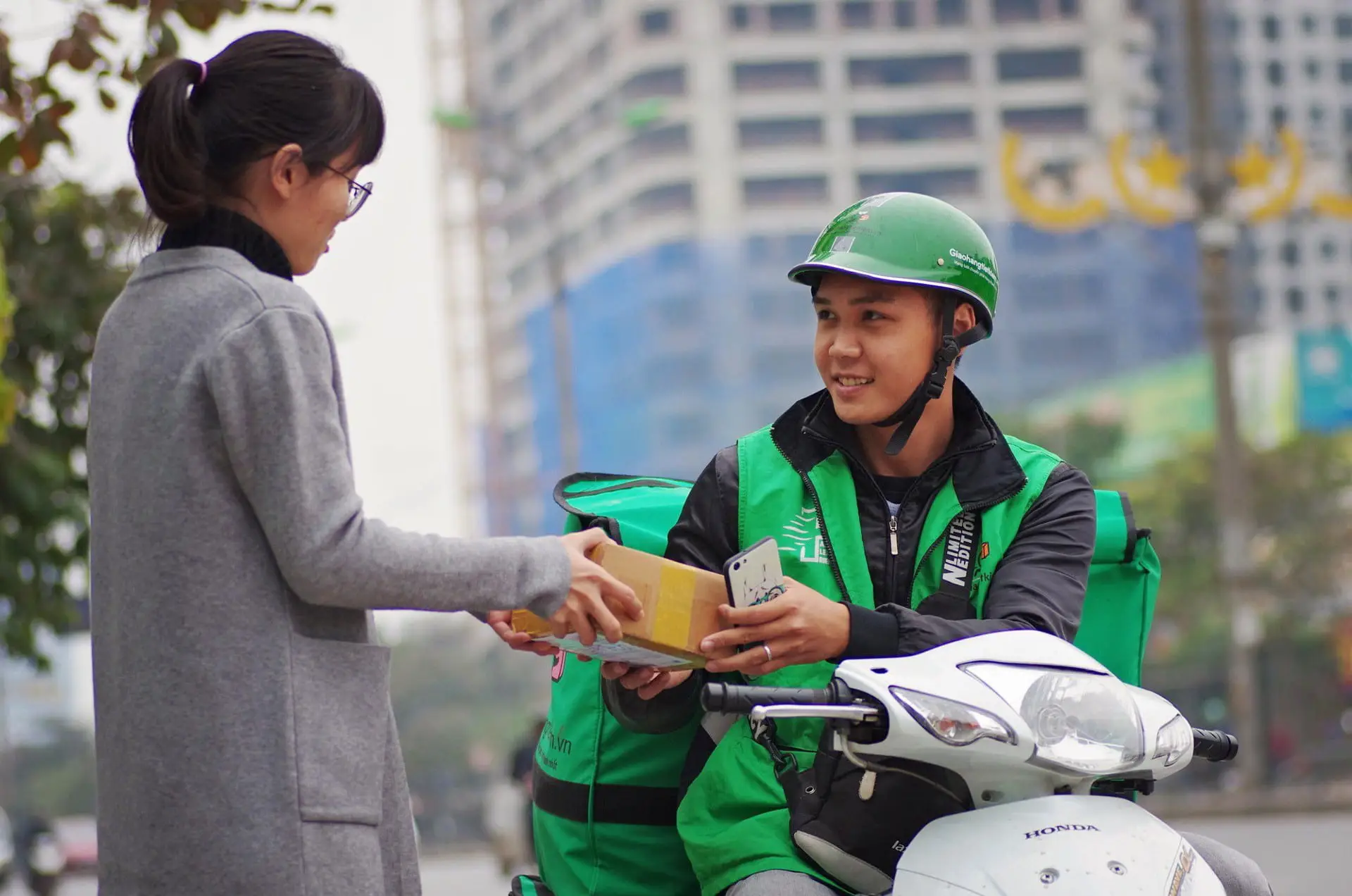 Cách tra cứu số điện thoại của nhân viên giao đơn hàng của bạn